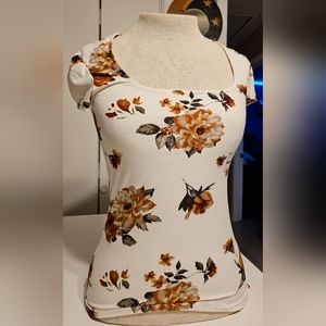 NWOT stretchy scoop neck floral top